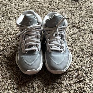 Kyrie Basketball Shoes Size 6.5 Mens